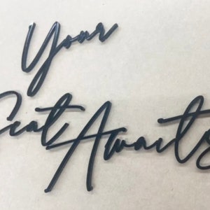 Może przedstawiać: Czarne litery w stylu pisma odręcznego na beżowym tle, które brzmią "Your Seat Awaits".