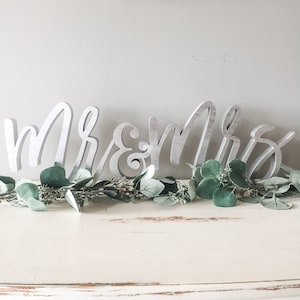 Self-Standing Mr&Mrs sign / Wedding Sign / Mr and Mrs Sign / Mr and Mrs Cutout / Sweetheart table / Wedding Decor / Gold Wedding Sign