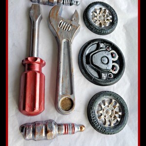 Chocolate Mechanic Gift Set: Edible Car Repair Tools - Petrol Head Present - Personalised Cake Toppers imagen 7