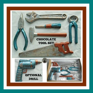 Puede incluir: Un juego de herramientas de chocolate con una llave inglesa, alicates, martillo, sierra y otras herramientas. Las herramientas están pintadas en tonos plateados, marrones y azules. El texto "CHOCOLATE TOOL SET" es visible. También se muestra un taladro opcional.