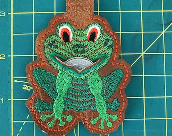 Frog Key Fob Embroidery Design - ITH Frog Key Fob with Quarter holder - Frog Key Fob - 4x4 designs - ITH Clover Key Fob