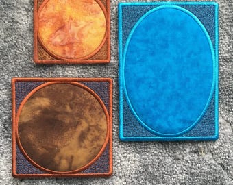 ITH Muggmatta - Broderidesign med 3 tomma muggar - 4x4, 5x5, 5x7 - Kvadrat med infälld cirkel - Broderi av muggmatta i ringen