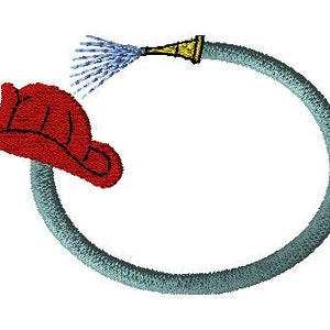 Può includere: Un cappello rosso da pompiere con un tubo blu e giallo che forma un cerchio attorno ad esso.