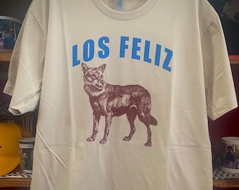 Camiseta unisex serigrafiada color canela de Los Feliz Coyote, Los Ángeles, California