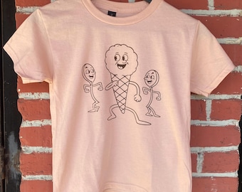 Camiseta divertida de verano con estampado de cono de helado bailando.