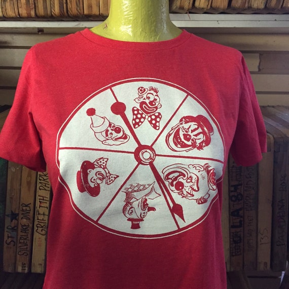 【お買い得!】 Soft Super Spinner Game Wheel Clown Red Shirt T Heather Clothing