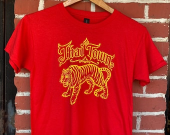 Camiseta roja con estampado de tigre de Thai Town en East Hollywood, Los Ángeles.