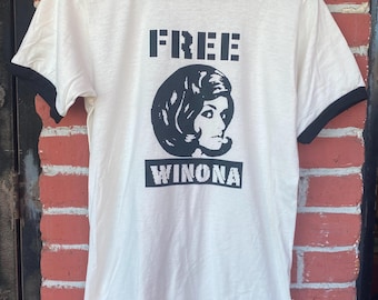 Winona gratis, con estampado en blanco y negro.