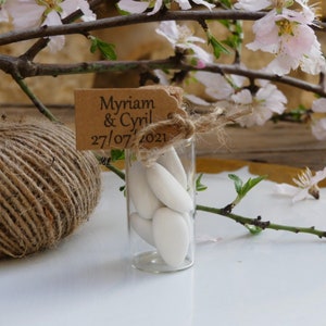 Fiaschetta di vetro per matrimoni personalizzata per il battesimo degli ospiti - 8cm x 3cm - tappo di sughero - etichetta kraft personalizzata