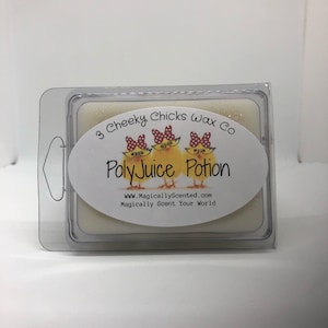Puede incluir: Un derretimiento de cera blanco con una etiqueta redonda que dice "3 Cheeky Chicks Wax Co. PolyJuice Potion www.MagicallyScented.com Magically Scent Your World". La etiqueta presenta tres pollitos de dibujos animados con lazos rojos y gafas.