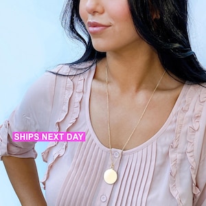 Collar de disco de oro personalizado: coordenadas, nombres y fechas