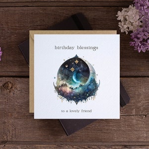 Pu&ograve; includere: Un biglietto bianco con un'illustrazione ad acquerello di una luna crescente, stelle e un cielo notturno. Il testo "birthday blessings to a lovely friend" &egrave; stampato sul biglietto.