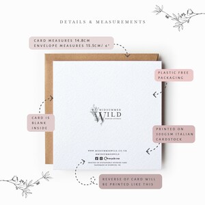 Pu&ograve; includere: Un biglietto bianco con un design floreale e il testo "Midsummer Wild Design Studio" stampato su di esso. Il biglietto misura 14,8 cm ed &egrave; stampato su cartoncino italiano da 300 g/m&sup2;. Il biglietto &egrave; bianco all'interno e viene fornito con una busta senza plastica.