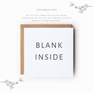 Pu&ograve; includere: Una carta bianca con retro in carta marrone. La carta ha il testo "BLANK INSIDE" stampato in nero.
