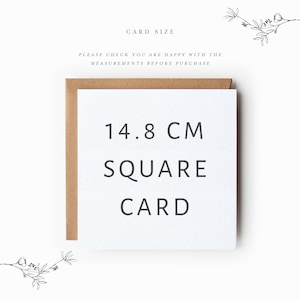 Pu&ograve; includere: Un biglietto bianco con il testo "14.8 CM SQUARE CARD" stampato in nero.