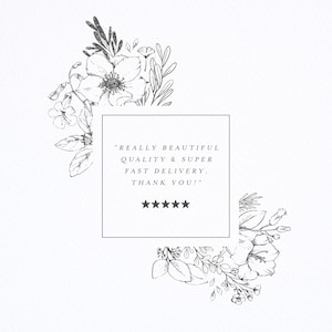 Pu&ograve; includere: Un'illustrazione in bianco e nero di fiori con una scatola bianca che contiene una recensione di un cliente che dice "REALLY BEAUTIFUL QUALITY & SUPER FAST DELIVERY. THANK YOU!" con cinque stelle.