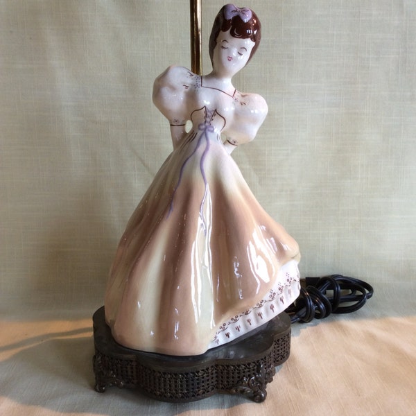 Vintage bedroom table lamp porcelain ceramic boudoir Victorian Southern Belle lady figurine lamp