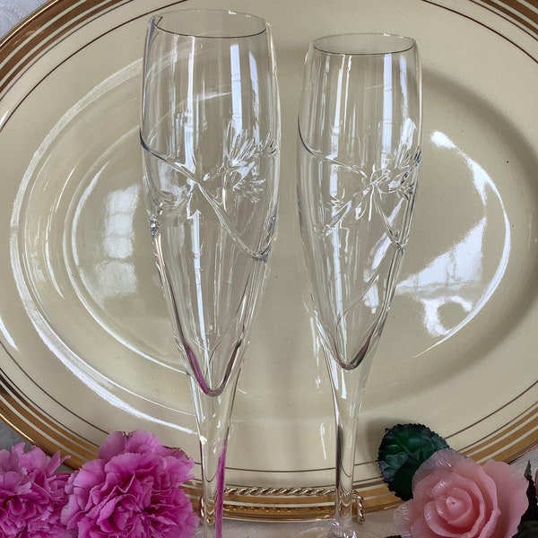 Pair champagne stems bubble wine glasses flute kissing dove love birds wedding cut crystal