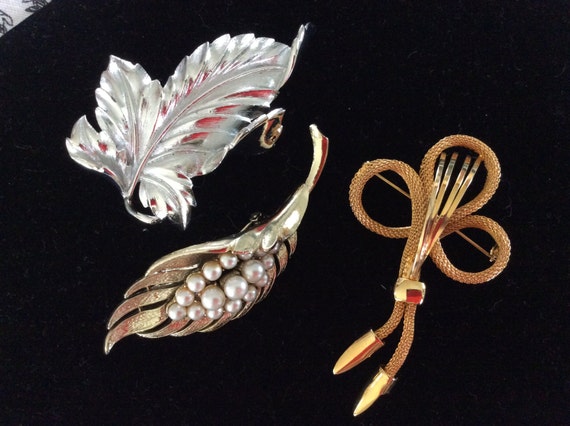 Coro signed large leaf shape brooch pearl silver … - image 1