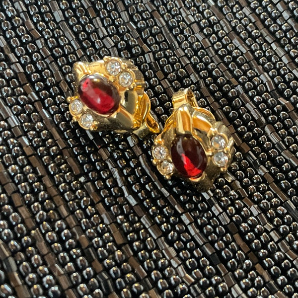 Boucles d'oreilles clip Nina Ricci métal doré verre rouge rubis signée créateur