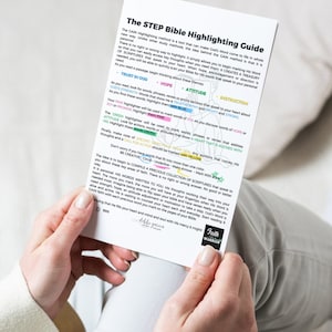 Peut inclure: Un guide pour mettre en évidence la Bible en utilisant la méthode STEP. Le guide suggère d'utiliser différentes couleurs pour mettre en évidence les mots, les phrases et les versets liés à la confiance en Dieu, l'espoir, l'attitude et l'instruction. Le guide comprend également un appel à l'action pour compiler une précieuse collection d'Écritures.