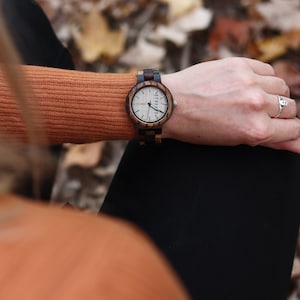 Reloj de madera para mujer, regalos para ella, regalos de novia para esposa, regalos para ella, grabado, reloj personalizado para ella imagen 3