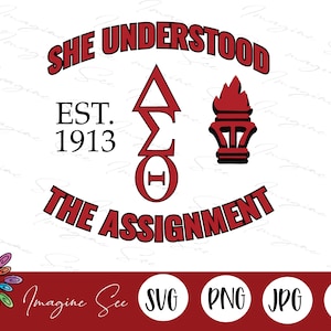 Puede incluir: Diseño gráfico rojo y negro con el texto "She Understood The Assignment" y "Est. 1913". El gráfico también incluye una antorcha y un símbolo de letra griega.