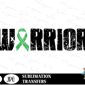 Puede incluir: Texto negro y blanco desgastado que dice "WARRIOR" con una cinta verde en el centro. La imagen es para transferencias de sublimación e incluye los formatos de archivo PNG y JPG.