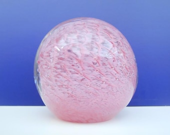 Presse-papiers artistique rose en verre, bulles contrôlées et écailles de poisson / marqué Jan-Stievens Glashytta / Göteborg, Suède / 1980 - 1990