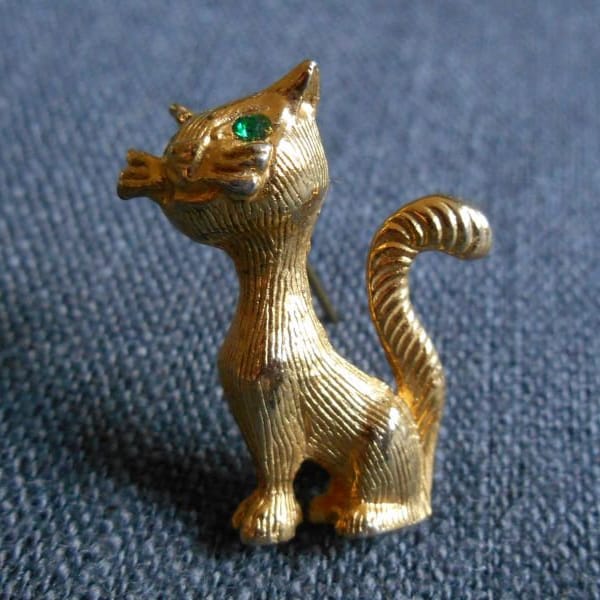 gold tone kitty cat brooch with rhinestone eyes / costume jewelry / unmarked / vintage