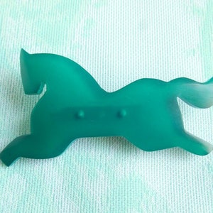 grüne Pferde Brosche / Acryl, Lucite oder Resin / Modeschmuck / Modeschmuck / 1980er Jahre