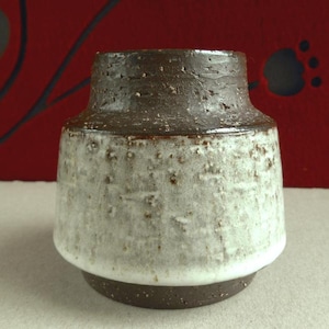 MCM stoneware vase / hand made / signed 6143 Helge Bjufstrom for Michael Andersen & Son / Rønne Bornholm / Denmark / 1960s