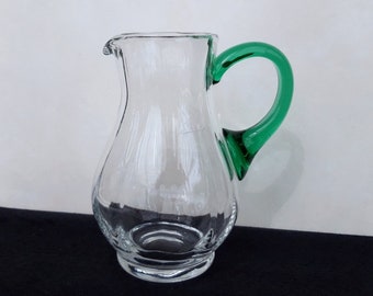Glas Weinkrug 250 ml Rippenoptik Glas Seegrün Griff / mundgeblasenes Glas / Westdeutschland / 1940er - 1950er Jahre