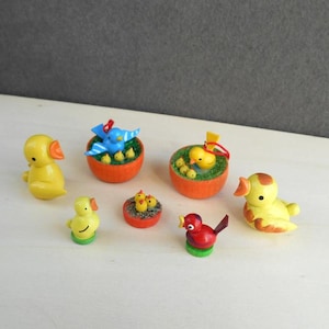 Familia de 15 pájaros amarillos, rojos y azules - 7 piezas / Pascua primavera verano / pintado a mano / Erzgebirge Ulbricht Seiffen / Alemania / vintage