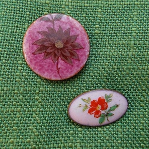 vintage emaille broches set van 2 dahlia's en wilde roos / Duitsland / handgemaakt / sieraden / jaren 1970