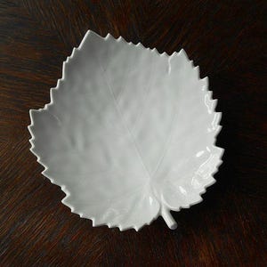 porcelain wine leaf dish 16.5 cm / KPM Berlin / Germany / 1993 - 1999