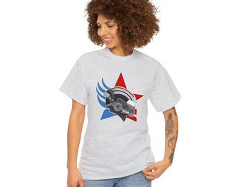 Op de afbeelding: Een grijs T-shirt met een rood en blauw ster- en vleugelontwerp. De ster bevat een grijze helm met de tekst "N7" aan de zijkant.
