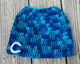 Gorro azul multicolor con moño desordenado y opción de monograma