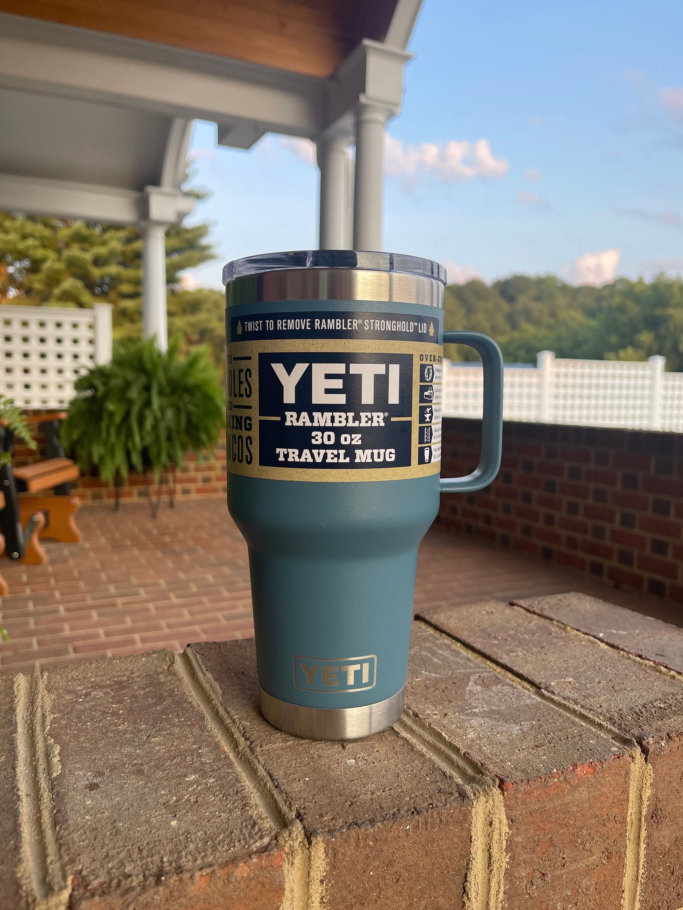 YETI Rambler 30 Oz Travel Mug with StrongHold Lid in Charcoal