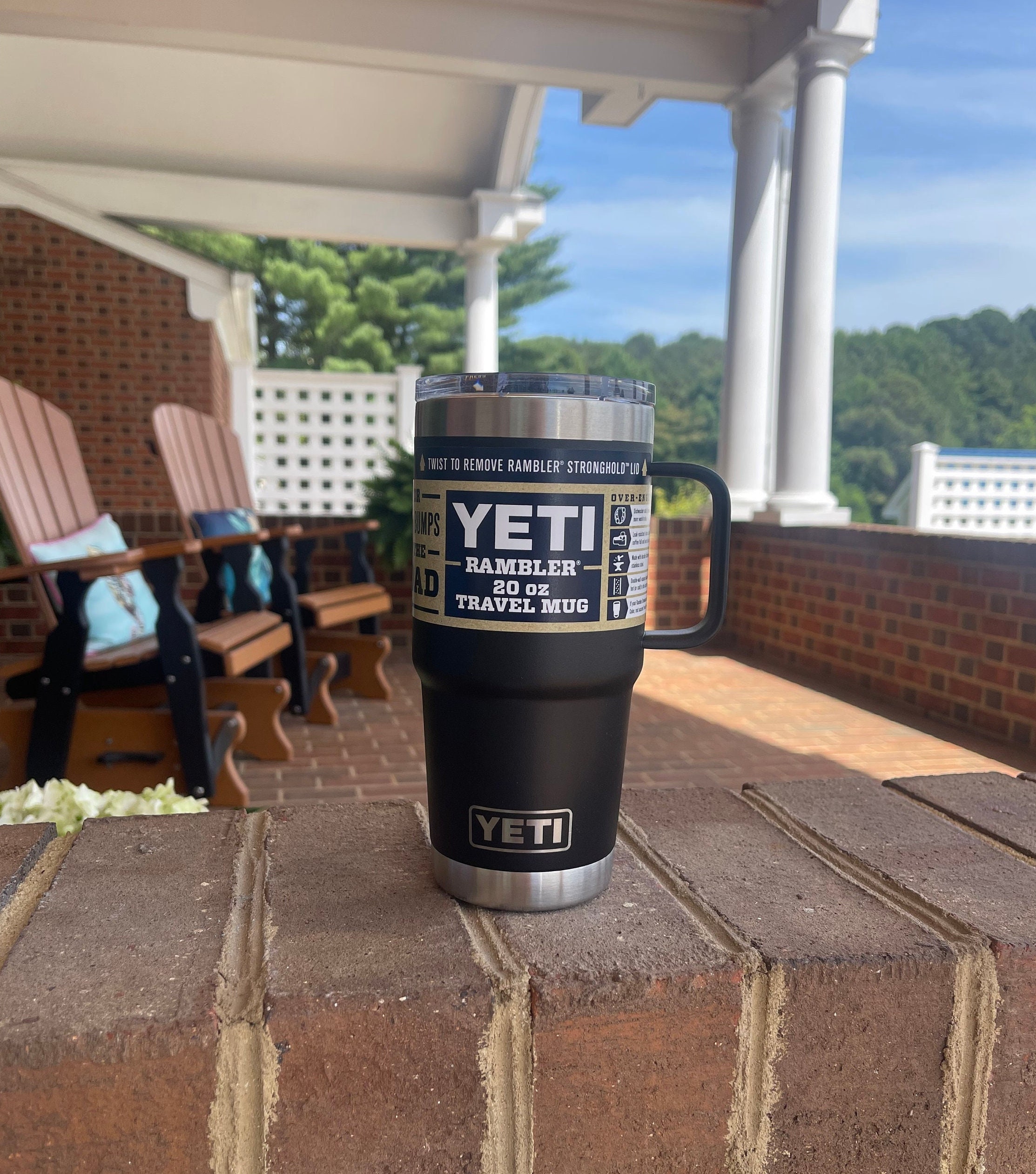  YETI Rambler 20 oz Travel Mug, Stainless Steel, Vacuum Insulated  with Stronghold Lid, Navy : Home & Kitchen