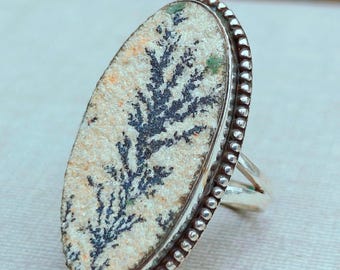 Anillo de psilomelano hecho a mano, con banda de plata de ley 925.