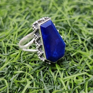 Pierścionek z lapis lazuli, pierścionek z kamieniem szlachetnym, pierścionek ze srebra próby 925, delikatny pierścionek, biżuteria z lapis lazuli, ręcznie robiony pierścionek, biżuteria z oświadczeniem, pierścionek damski