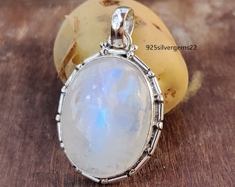 Charoite naturale viola lucido 29,75 carati. Pietra preziosa ovale