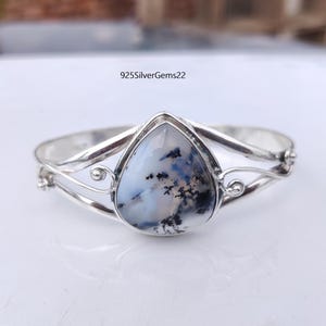 Brazalete artesanal de plata de ley con ópalo dendrítico