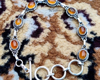 Pulseira artesanal com pedra preciosa de cornalina e corrente de prata de lei.
