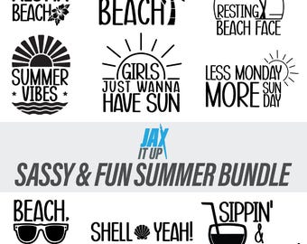Könnte beinhalten: Eine Sammlung von schwarz-weißen Sommergrafiken mit Sätzen wie "Aloha Beach", "Summer Vibes" und "Beach Please". Das Bundle enthält eine Vielzahl von Designs mit Palmen, Sonnenbrillen und Strandbezogenem Text.