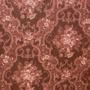Carta da parati in miniatura per casa delle bambole, rosa inglese su sfondo bordeaux scuro, scala 1:12