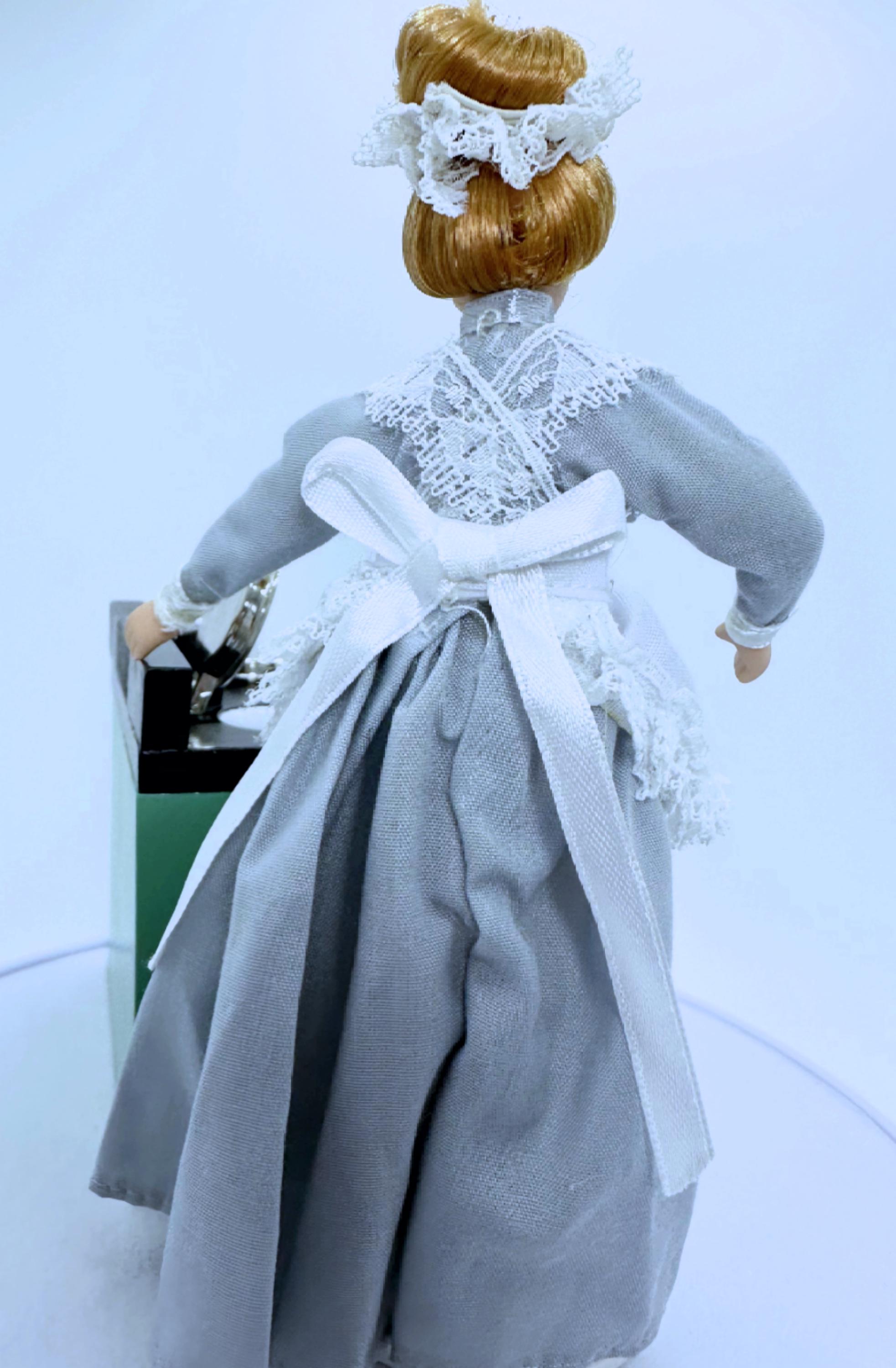 Cryfokt Casa delle Bambole in Porcellana, Bambola in Ceramica con Donna in Miniatura, Squisiti Arti Mobili in Stile Vittoriano per la Decorazione della Casa delle Bambole