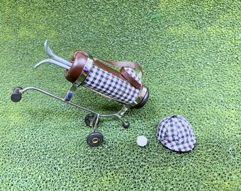 Puppenhaus Miniatur gefüllte Golftasche, Golfball & Golfhut Maßstab 1:12