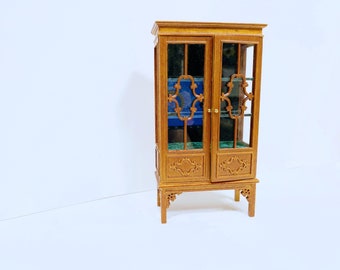 Vitrina de madera de nogal en miniatura para casa de muñecas, escala 1:12
